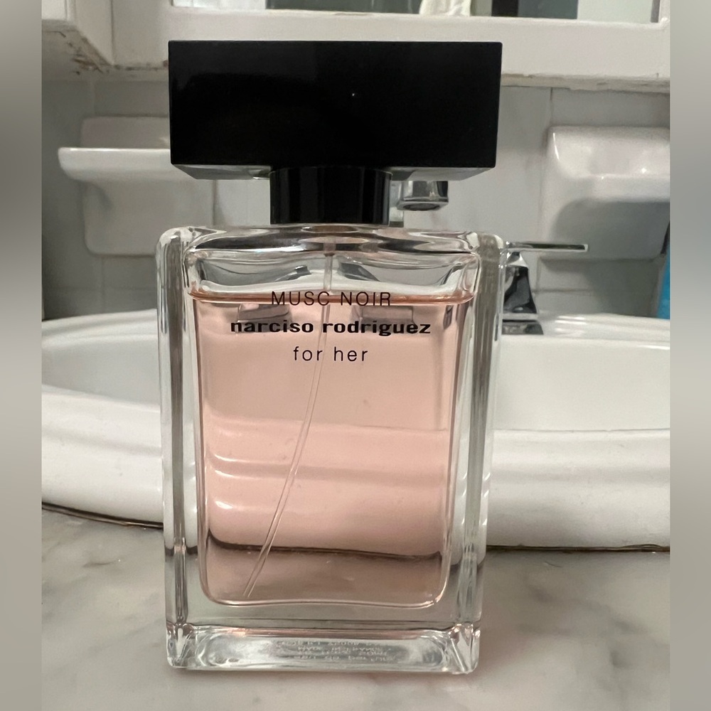 Narciso Rodriguez Musc Noir For Her - Soft Pink Elegance